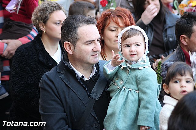 Centenares de personas ofrecen miles de flores a la patrona Santa Eulalia en la tradicional ofrenda 2013 - 298