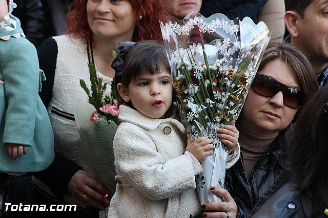Centenares de personas ofrecen miles de flores a la patrona Santa Eulalia en la tradicional ofrenda 2013 - 299