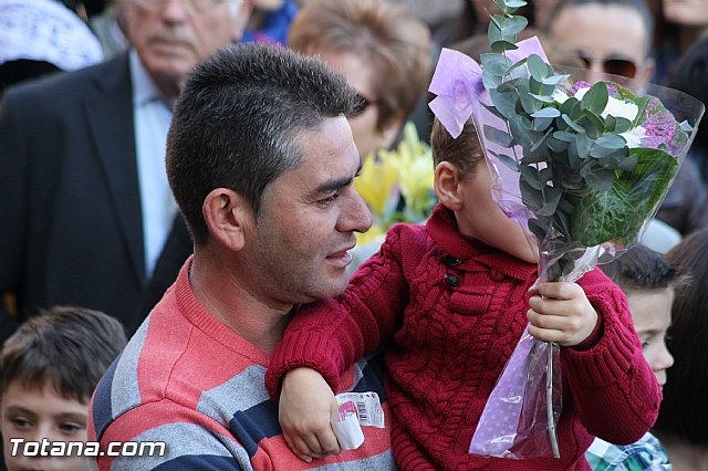 Centenares de personas ofrecen miles de flores a la patrona Santa Eulalia en la tradicional ofrenda 2013 - 300