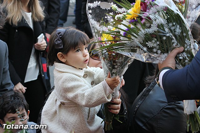 Centenares de personas ofrecen miles de flores a la patrona Santa Eulalia en la tradicional ofrenda 2013 - 301