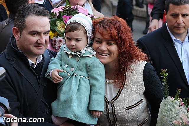 Centenares de personas ofrecen miles de flores a la patrona Santa Eulalia en la tradicional ofrenda 2013 - 302