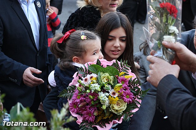 Centenares de personas ofrecen miles de flores a la patrona Santa Eulalia en la tradicional ofrenda 2013 - 303