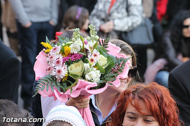 Centenares de personas ofrecen miles de flores a la patrona Santa Eulalia en la tradicional ofrenda 2013 - 304