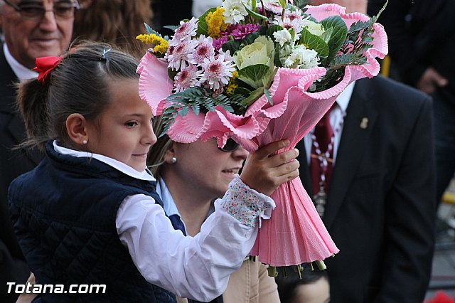 Centenares de personas ofrecen miles de flores a la patrona Santa Eulalia en la tradicional ofrenda 2013 - 305