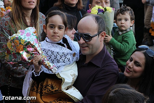 Centenares de personas ofrecen miles de flores a la patrona Santa Eulalia en la tradicional ofrenda 2013 - 307