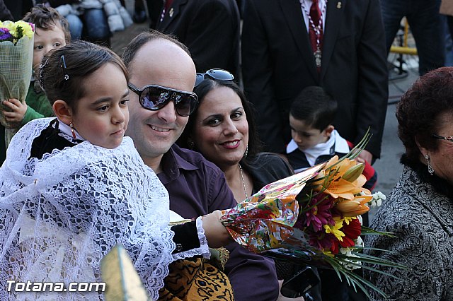 Centenares de personas ofrecen miles de flores a la patrona Santa Eulalia en la tradicional ofrenda 2013 - 309