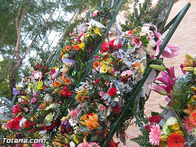 Centenares de personas ofrecen miles de flores a la patrona Santa Eulalia en la tradicional ofrenda 2013 - 310