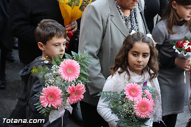 Centenares de personas ofrecen miles de flores a la patrona Santa Eulalia en la tradicional ofrenda 2013 - 312
