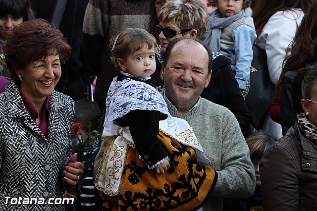 Centenares de personas ofrecen miles de flores a la patrona Santa Eulalia en la tradicional ofrenda 2013 - 313