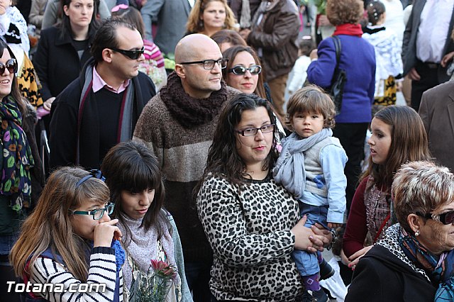 Centenares de personas ofrecen miles de flores a la patrona Santa Eulalia en la tradicional ofrenda 2013 - 315