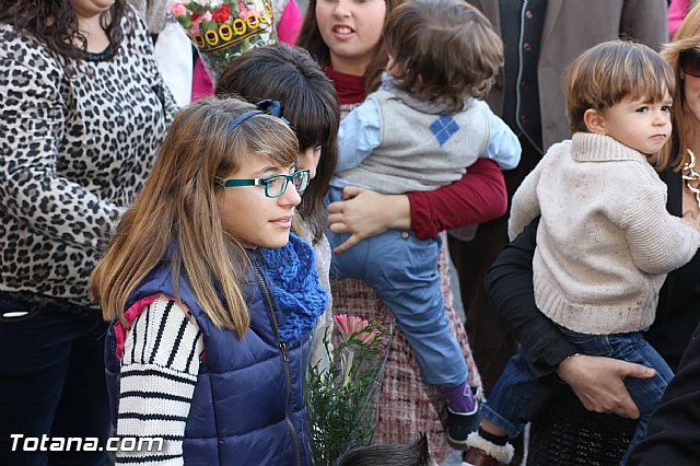 Centenares de personas ofrecen miles de flores a la patrona Santa Eulalia en la tradicional ofrenda 2013 - 317