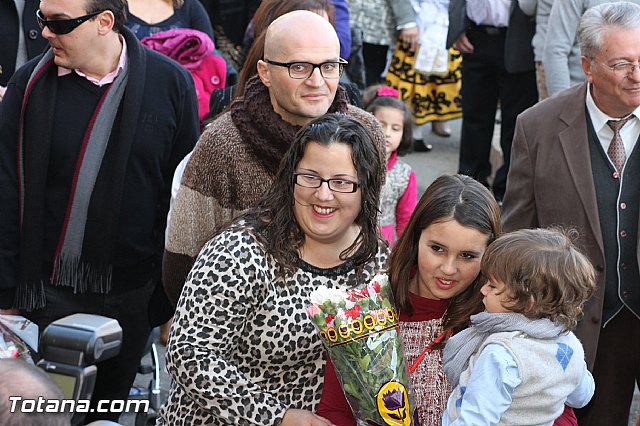 Centenares de personas ofrecen miles de flores a la patrona Santa Eulalia en la tradicional ofrenda 2013 - 318