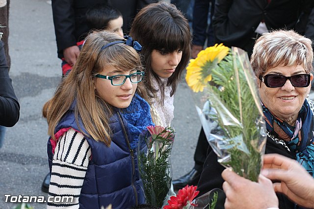 Centenares de personas ofrecen miles de flores a la patrona Santa Eulalia en la tradicional ofrenda 2013 - 319