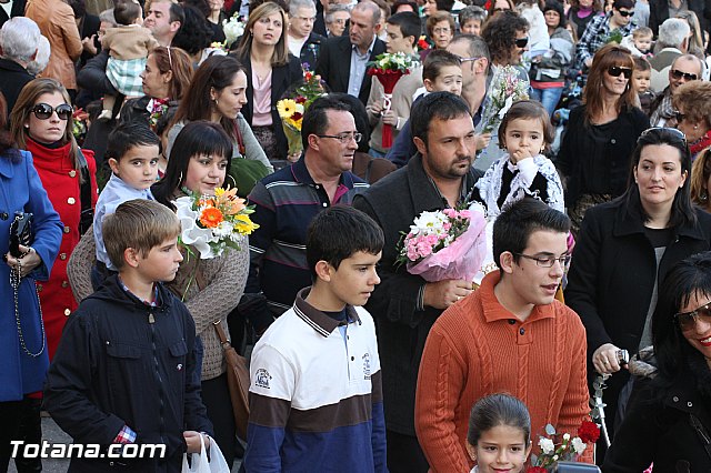 Centenares de personas ofrecen miles de flores a la patrona Santa Eulalia en la tradicional ofrenda 2013 - 320