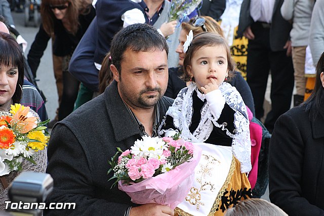 Centenares de personas ofrecen miles de flores a la patrona Santa Eulalia en la tradicional ofrenda 2013 - 321