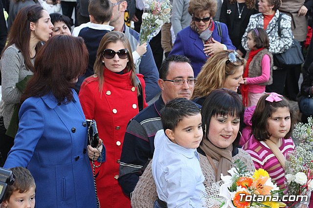 Centenares de personas ofrecen miles de flores a la patrona Santa Eulalia en la tradicional ofrenda 2013 - 323