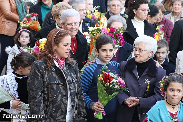 Centenares de personas ofrecen miles de flores a la patrona Santa Eulalia en la tradicional ofrenda 2013 - 324