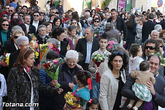 Centenares de personas ofrecen miles de flores a la patrona Santa Eulalia en la tradicional ofrenda 2013 - 325
