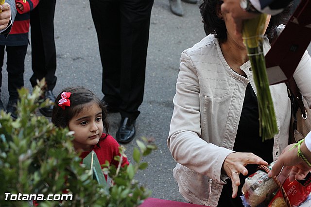Centenares de personas ofrecen miles de flores a la patrona Santa Eulalia en la tradicional ofrenda 2013 - 327