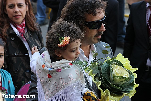 Centenares de personas ofrecen miles de flores a la patrona Santa Eulalia en la tradicional ofrenda 2013 - 328