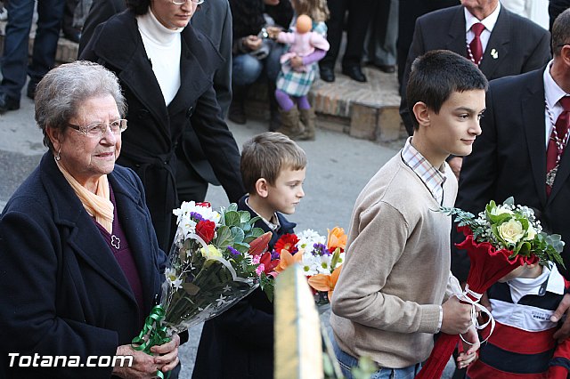 Centenares de personas ofrecen miles de flores a la patrona Santa Eulalia en la tradicional ofrenda 2013 - 329
