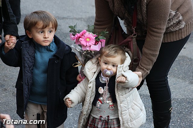 Centenares de personas ofrecen miles de flores a la patrona Santa Eulalia en la tradicional ofrenda 2013 - 331