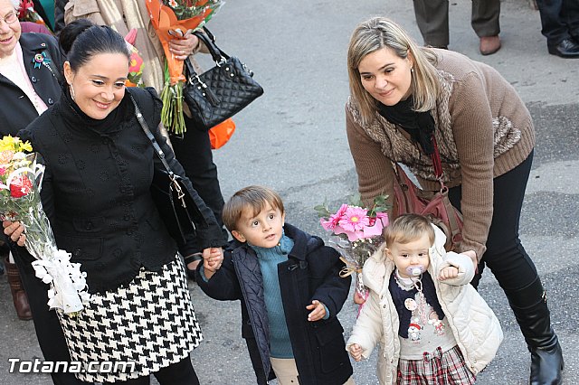 Centenares de personas ofrecen miles de flores a la patrona Santa Eulalia en la tradicional ofrenda 2013 - 332