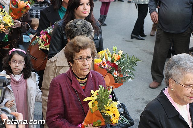 Centenares de personas ofrecen miles de flores a la patrona Santa Eulalia en la tradicional ofrenda 2013 - 333