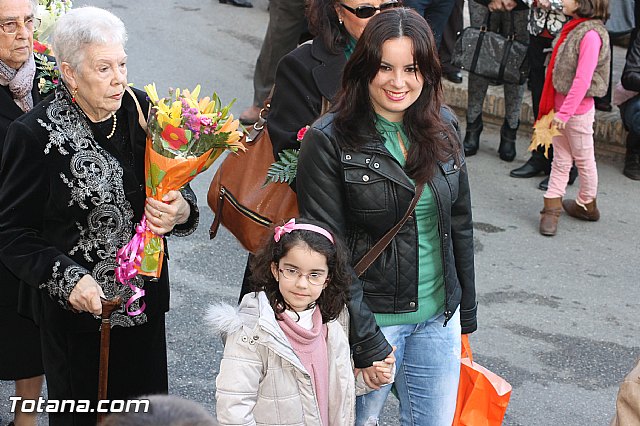 Centenares de personas ofrecen miles de flores a la patrona Santa Eulalia en la tradicional ofrenda 2013 - 335