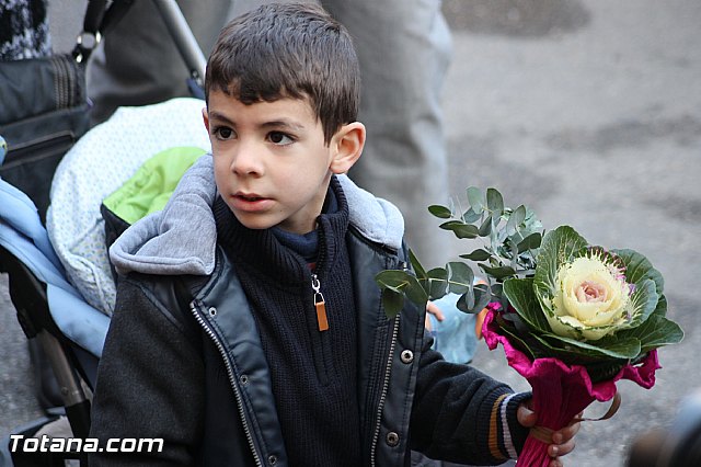 Centenares de personas ofrecen miles de flores a la patrona Santa Eulalia en la tradicional ofrenda 2013 - 339