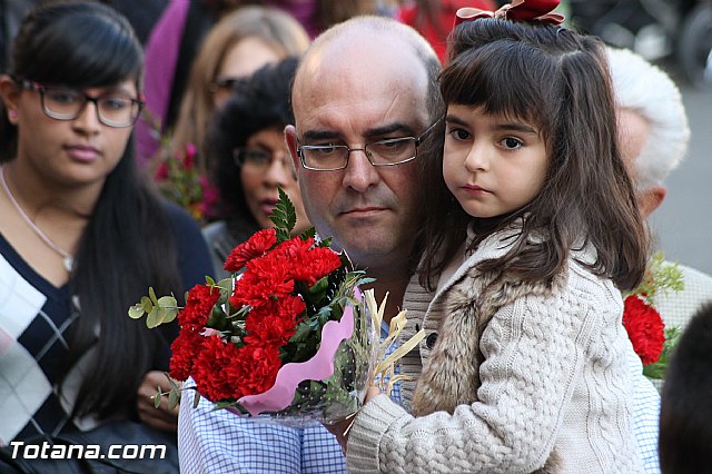Centenares de personas ofrecen miles de flores a la patrona Santa Eulalia en la tradicional ofrenda 2013 - 340