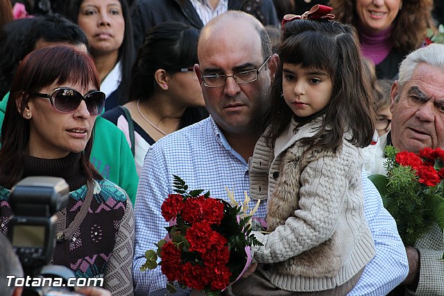 Centenares de personas ofrecen miles de flores a la patrona Santa Eulalia en la tradicional ofrenda 2013 - 341