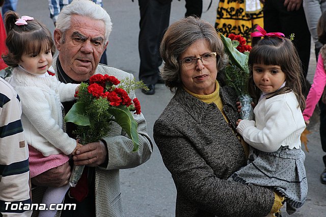Centenares de personas ofrecen miles de flores a la patrona Santa Eulalia en la tradicional ofrenda 2013 - 342