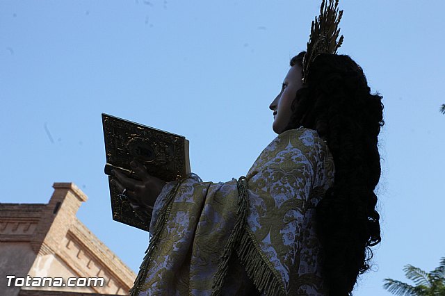 Centenares de personas ofrecen miles de flores a la patrona Santa Eulalia en la tradicional ofrenda 2013 - 344