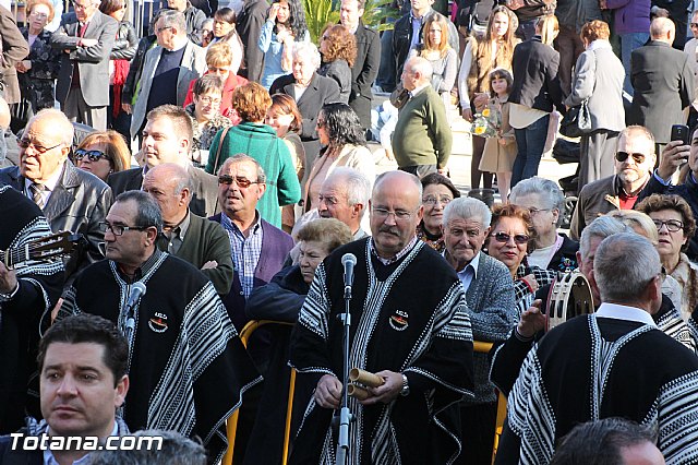 Centenares de personas ofrecen miles de flores a la patrona Santa Eulalia en la tradicional ofrenda 2013 - 347