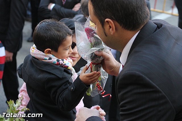 Centenares de personas ofrecen miles de flores a la patrona Santa Eulalia en la tradicional ofrenda 2013 - 349