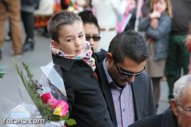 Centenares de personas ofrecen miles de flores a la patrona Santa Eulalia en la tradicional ofrenda 2013 - 351
