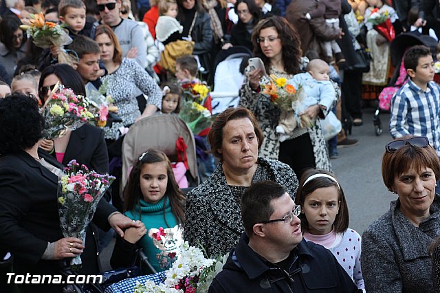 Centenares de personas ofrecen miles de flores a la patrona Santa Eulalia en la tradicional ofrenda 2013 - 355
