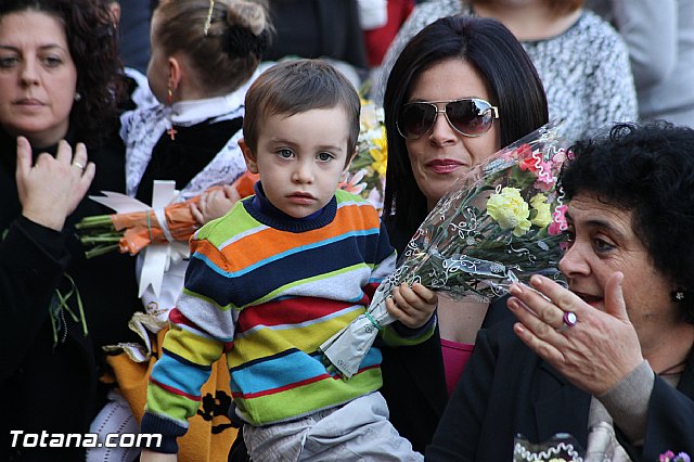 Centenares de personas ofrecen miles de flores a la patrona Santa Eulalia en la tradicional ofrenda 2013 - 356
