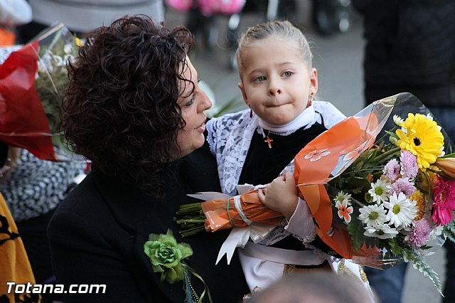 Centenares de personas ofrecen miles de flores a la patrona Santa Eulalia en la tradicional ofrenda 2013 - 357