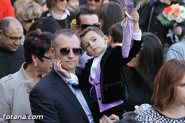 Centenares de personas ofrecen miles de flores a la patrona Santa Eulalia en la tradicional ofrenda 2013 - 359