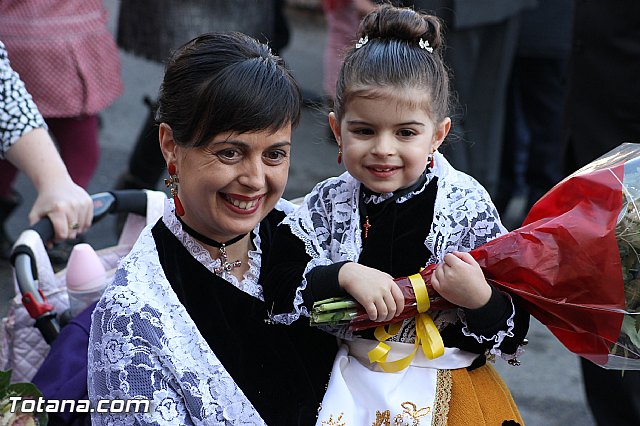 Centenares de personas ofrecen miles de flores a la patrona Santa Eulalia en la tradicional ofrenda 2013 - 361