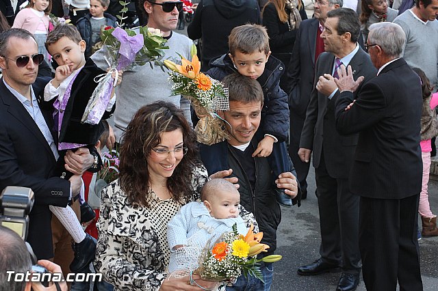 Centenares de personas ofrecen miles de flores a la patrona Santa Eulalia en la tradicional ofrenda 2013 - 363