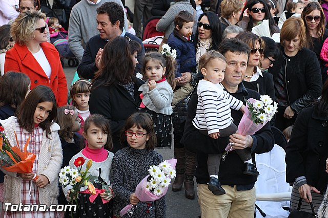 Centenares de personas ofrecen miles de flores a la patrona Santa Eulalia en la tradicional ofrenda 2013 - 365