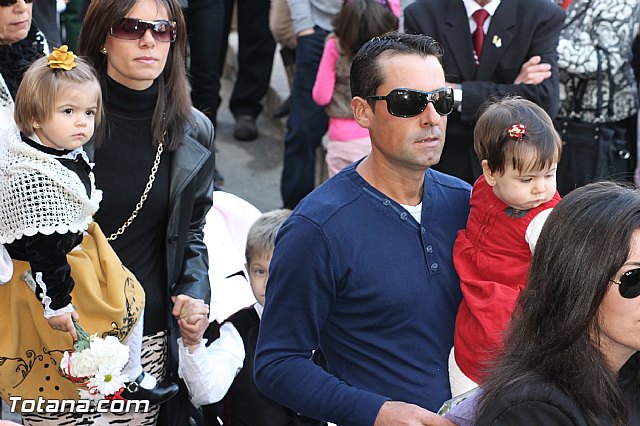 Centenares de personas ofrecen miles de flores a la patrona Santa Eulalia en la tradicional ofrenda 2013 - 366