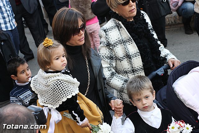 Centenares de personas ofrecen miles de flores a la patrona Santa Eulalia en la tradicional ofrenda 2013 - 367