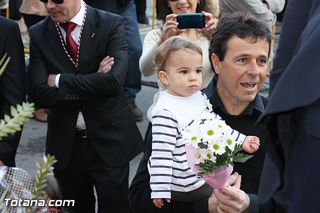 Centenares de personas ofrecen miles de flores a la patrona Santa Eulalia en la tradicional ofrenda 2013 - 370