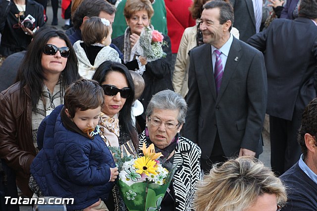 Centenares de personas ofrecen miles de flores a la patrona Santa Eulalia en la tradicional ofrenda 2013 - 373