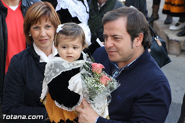 Centenares de personas ofrecen miles de flores a la patrona Santa Eulalia en la tradicional ofrenda 2013 - 374