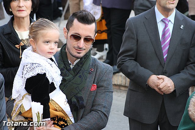 Centenares de personas ofrecen miles de flores a la patrona Santa Eulalia en la tradicional ofrenda 2013 - 375